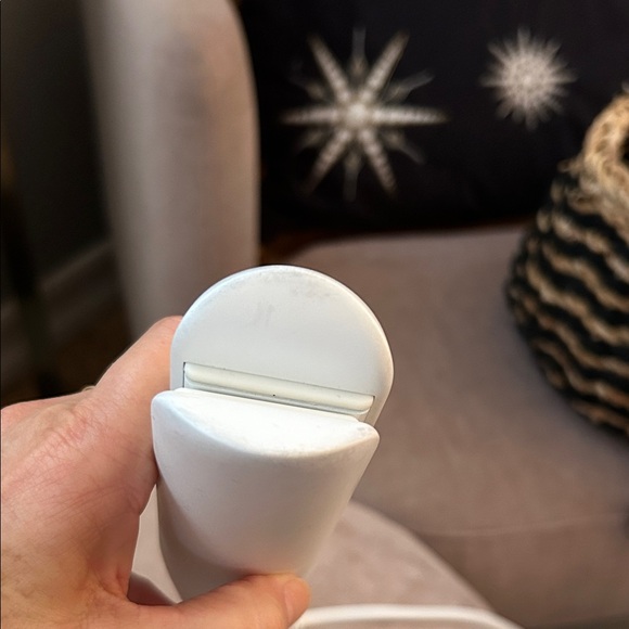 T3 Lucea 1.5” White Hair Straightener - Picture 6 of 7